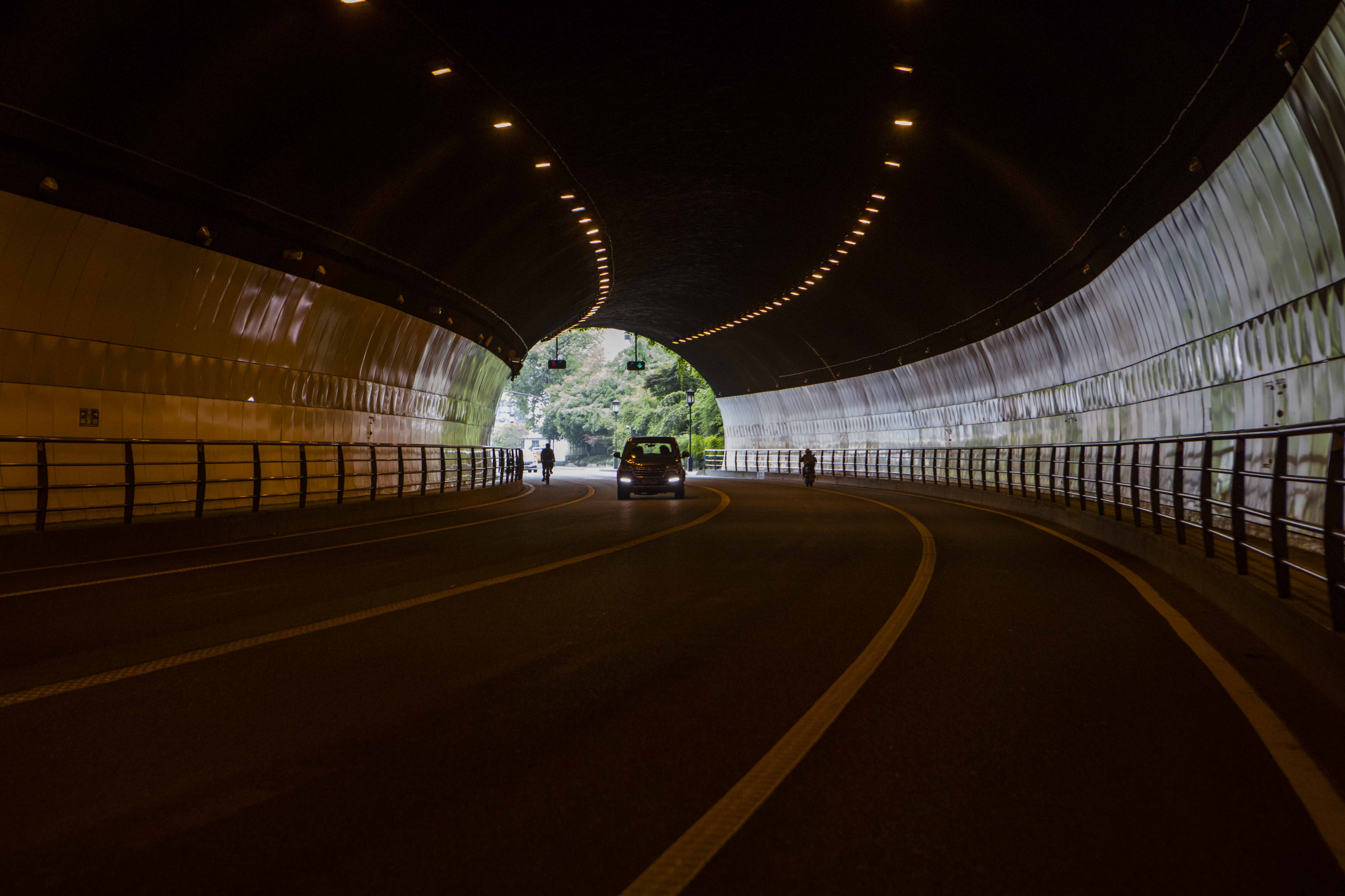 杭州万松岭隧道,不分白天黑夜有不少人来拍婚纱照,写真