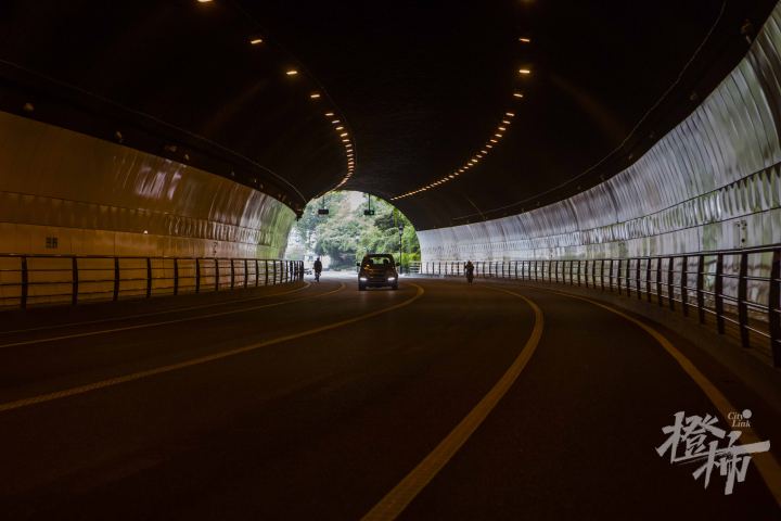 杭州万松岭隧道,不分白天黑夜有不少人来拍婚纱照,写真