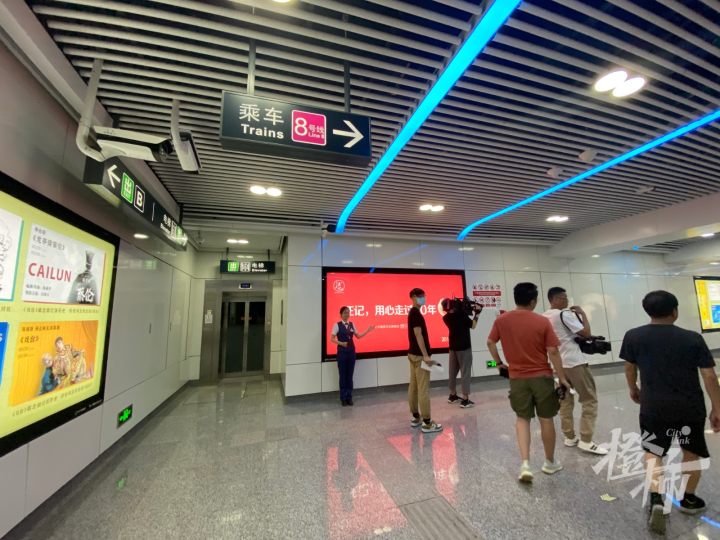 从前梅站前往杨汛桥站的路上,经过一个穿