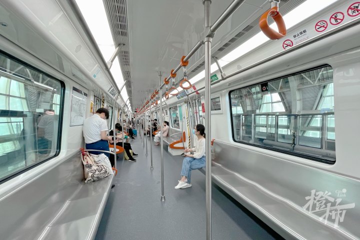 由于客运中心站是同台换乘车站,从市中心出发乘坐地铁前往临平的市民